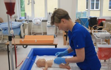 Studenci pielęgniarstwa przygotowują się do udziału w Ogólnopolskich Zawodach Symulacji Medycznej SIM CHALLENGE 2022