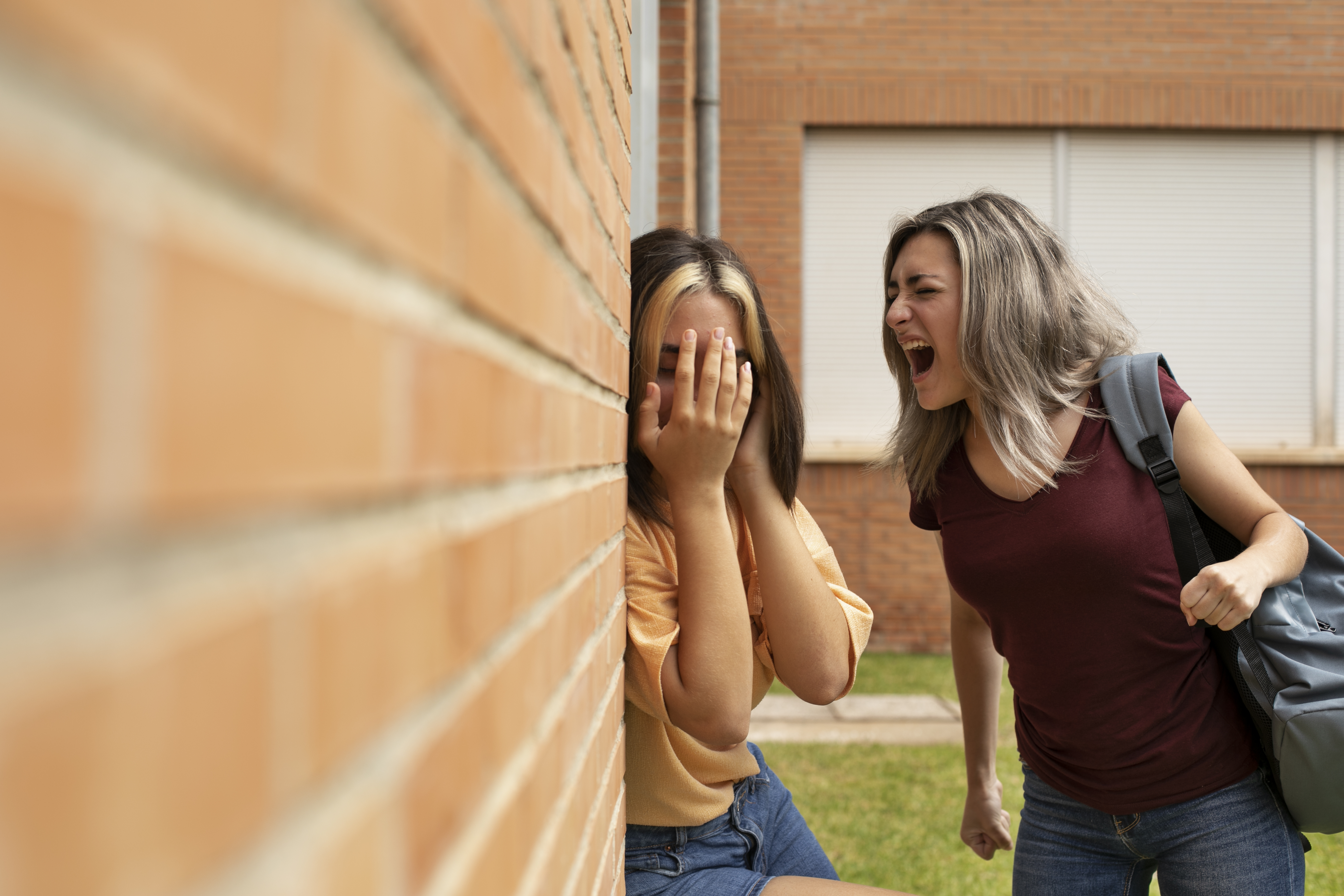 Medium Shot Girl Screaming Colleague