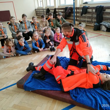 Studenci PANS w Jarosławiu szkolą dzieci z pierwszej pomocy