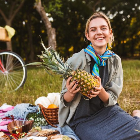 Joyful Girl Sitting On Picnic Blanket On Grass Happily Holding P Impreza sportowo-rekreacyjna dla pracowników