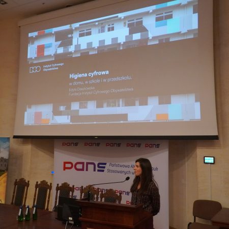 Szkolenie „Wychowanie przy ekranie. Jak wspierać dziecko korzystające z urządzeń cyfrowych i Internetu”