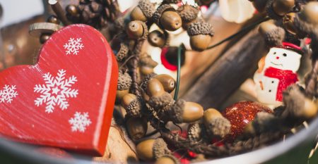 Bozenarodzeniowa Dekoracja Z Dokretkami I Sercem Bozenarodzeniowa Dekoracja Z Dokretkami I Sercem