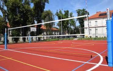 Studenci mają korty tenisowe i boisko za darmo