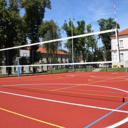 Studenci mają korty tenisowe i boisko za darmo